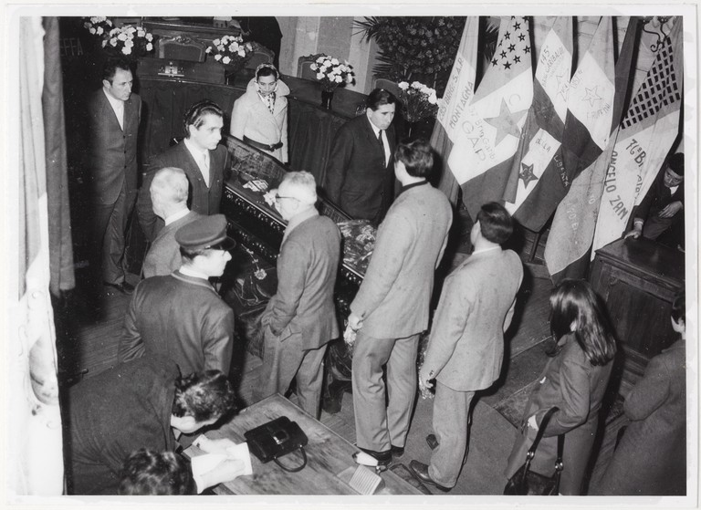 Gattatico-Reggio Emilia, 27-30 marzo 1970, Funerali di Alcide Cervi, camera ardente di Alcide nella Sala del Tricolore di Reggio Emilia, picchetto d'onore
